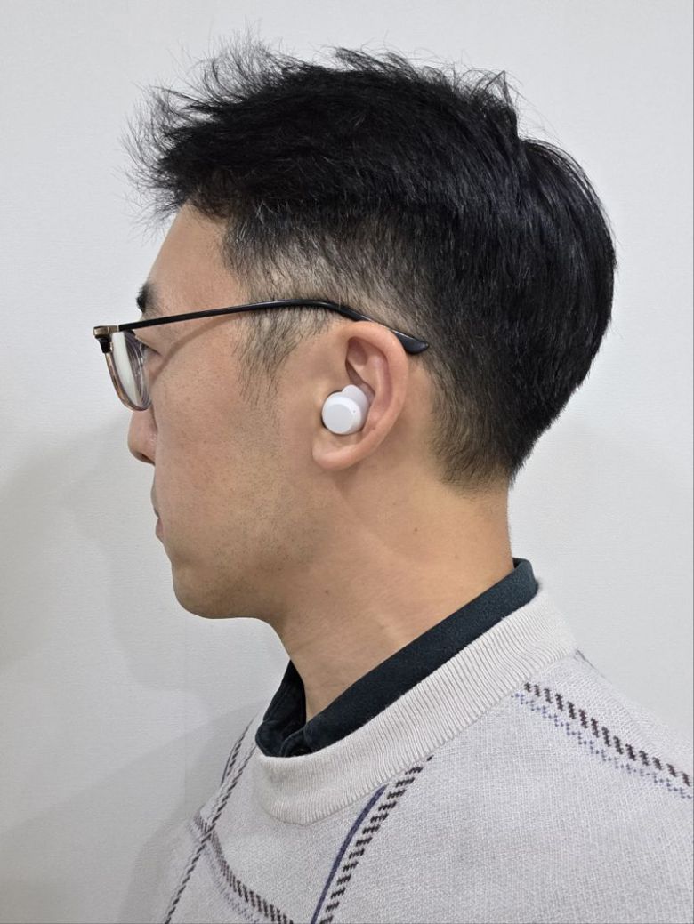 LG전자 무선 이어폰 '엑스붐 버즈'를 착용한 모습. 사진=구자윤 기자