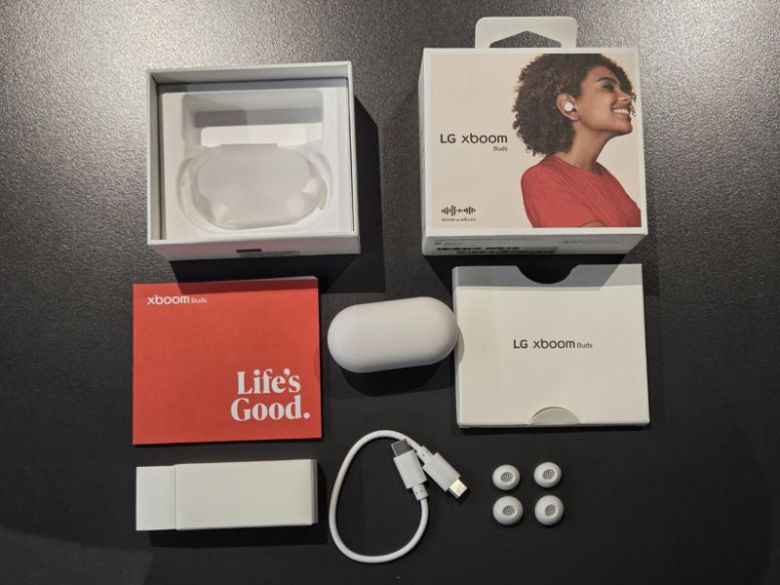 LG전자 무선 이어폰 '엑스붐 버즈' 구성품. 사진=구자윤 기자