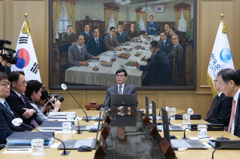 이창용 한국은행 총재가 25일 서울 중구 한국은행 본관에서 열린 금융통화위원회 본회의를 주재하고 있다. 한국은행 제공.