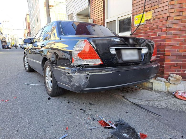 25일 오전 울산 남구 달동에서 음주운전 차량에 부딪혀 파손된 에쿠스 차량. 울산 남부경찰서 제공