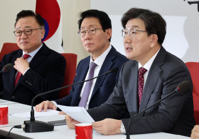 권성동(오른쪽) 국민의힘 원내대표가 27일 오후 서울 여의도 국회에서 열린 현안 관련 기자간담회에서 발언하고 있다. 뉴시스