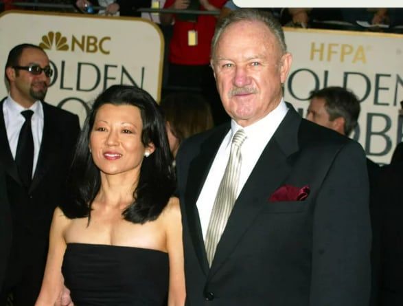 2003년 사진으로 진 해크먼이 부인 벳시 아라카와와 함께 글덴 글로브상 시상식장에 도착해 포즈를 취하고 있다. AP뉴시스