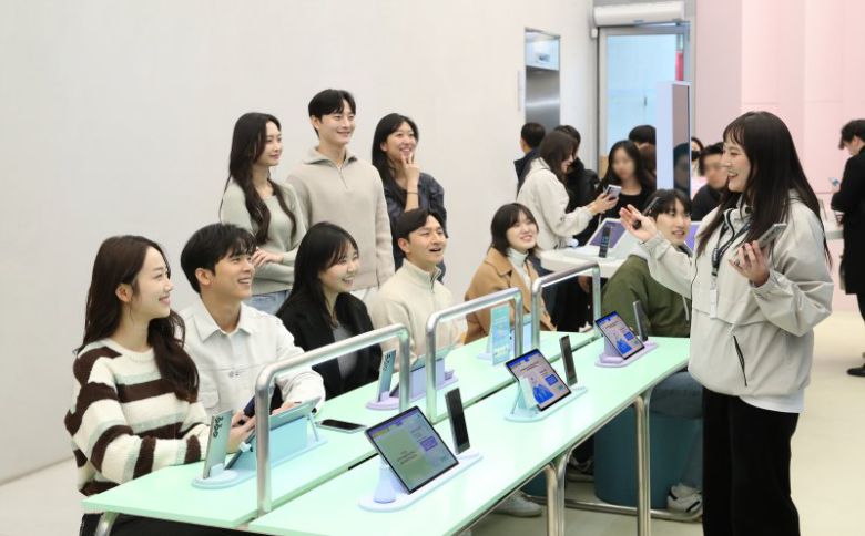갤럭시 스튜디오에서 방문객들이 갤럭시 S25 시리즈에 대한 설명을 듣고 있다. 삼성전자 제공ㅇ