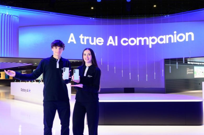 'MWC 2025'에 마련된 삼성전자 전시부스에서 삼성전자 모델들이 전시부스를 소개하고 있다. 삼성전자 제공