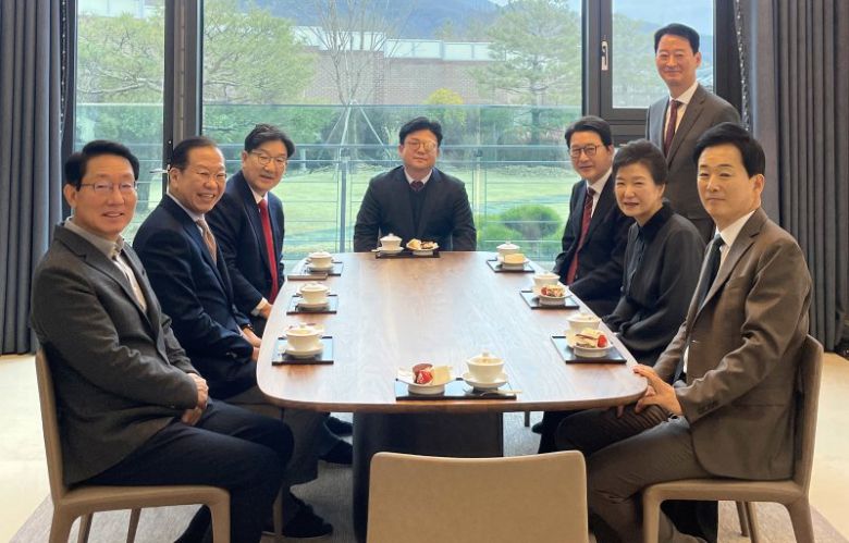 국민의힘 권영세 비상대책위원장, 권성동 원내대표, 김상훈 정책위의장 등 당 지도부가 3일 오후 대구 달성군 유가읍 박근혜 전 대통령 사저를 찾아 박 전 대통령을 예방하고 있다. (국민의힘 제공) 2025.3.3/뉴스1 /사진=뉴스1