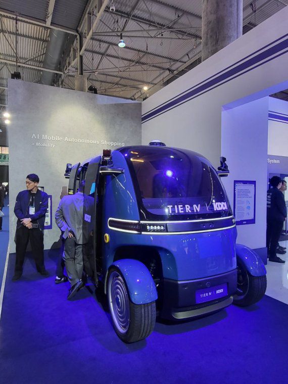 3일(현지시간) 스페인 바르셀로나에서 열린 MWC 2025 KDDI 전시관에 마련된 무인 편의점 컨셉의 자율주행차량. 사진=장민권 기자