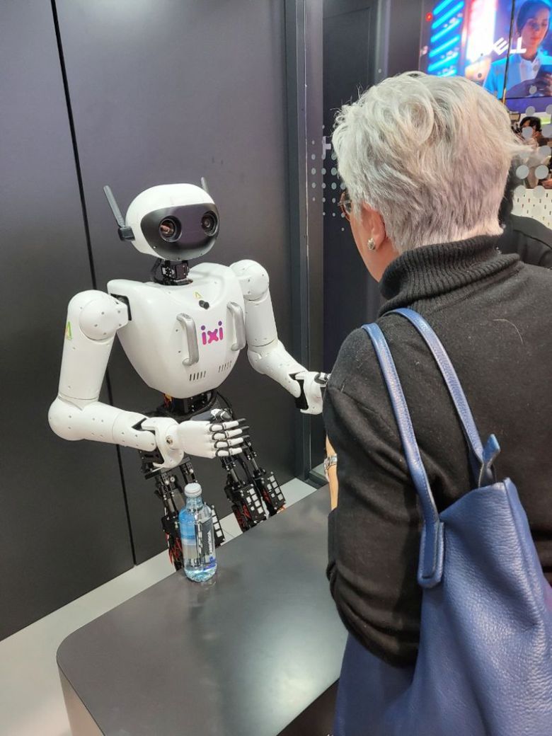 4일(현지시간) 스페인 바르셀로나에서 열린 MWC 2025 LG유플러스 전시관에서 휴머노이드 로봇 '앨리스'가 관람객에게 물을 건네고 있다. 사진=장민권 기자