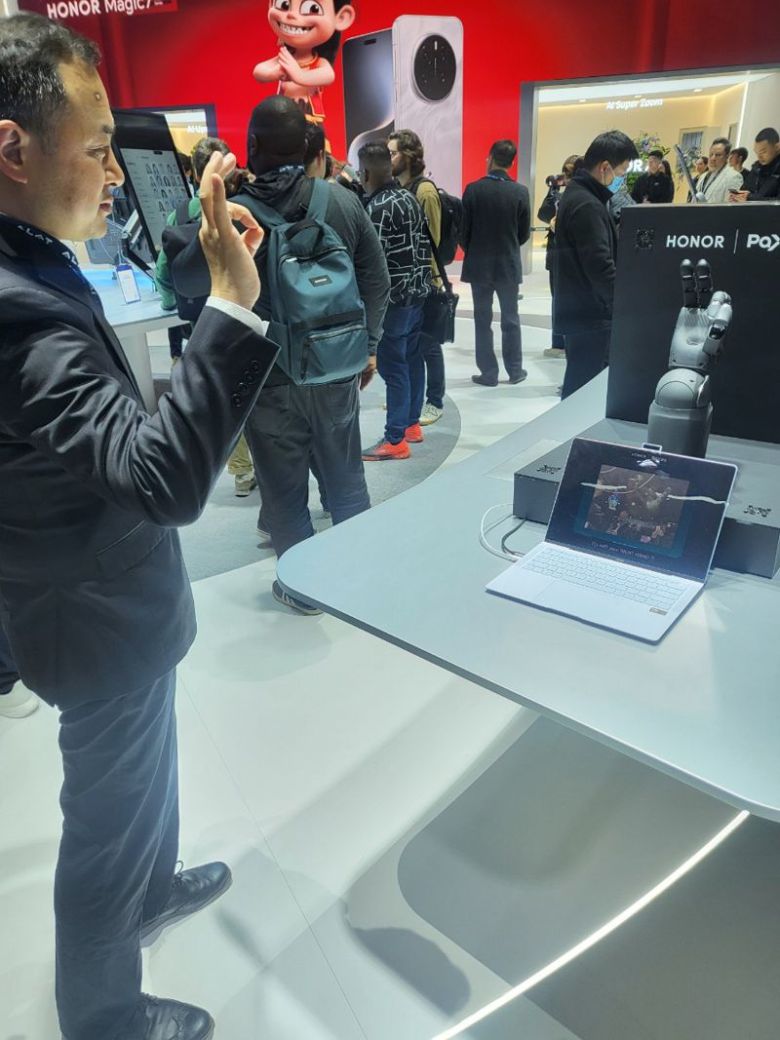 4일(현지시간) 스페인 바르셀로나에서 열린 MWC 2025 아너 전시관에서 휴머노이드형 손 로봇을 체험하고 있다. 사진=장민권 기자