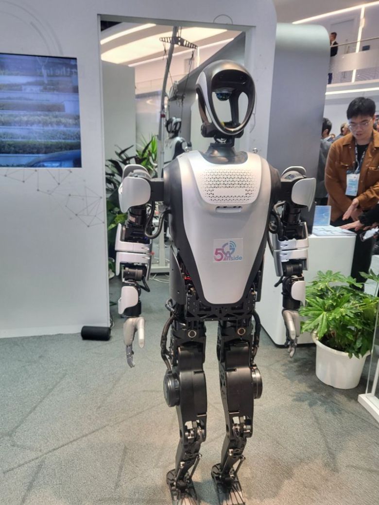 4일(현지시간) 스페인 바르셀로나에서 열린 MWC 2025 화웨이 전시관에서 휴머노이드 로봇이 시연되고 있다. 사진=장민권 기자