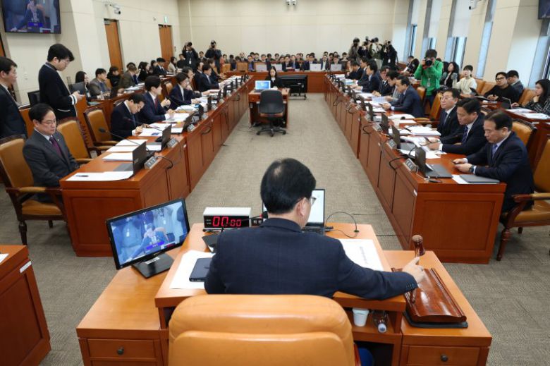 송언석 국회 기재위원장이 18일 오전 서울 여의도 국회에서 열린 기획재정위원회 전체회의에서 의사봉을 두드리고 있다. 뉴스1