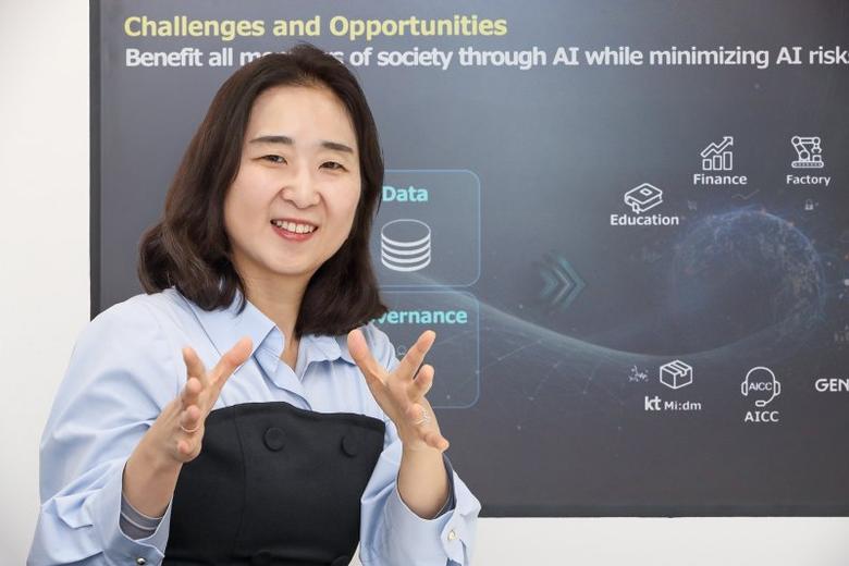 KT 배순민 상무가 스페인 바르셀로나 MWC 2025 행사장에서 열린 주요 세션에서 패널로 참여해 발언하고 있다. KT 제공