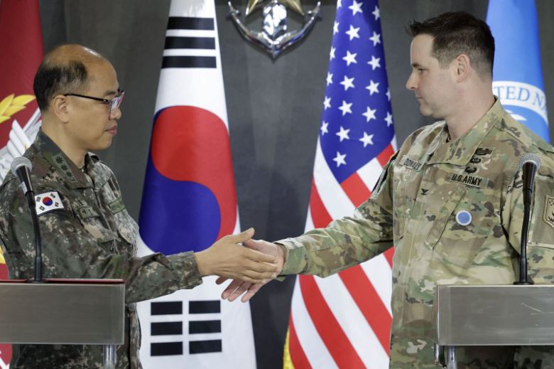 이성준 합동참모본부 공보실장과 라이언 도널드 한미연합사 공보실장이 6일 서울 용산구 합동참모본부에서 2025년 한미 자유의 방패(FS) 연합연습 실시 브리핑을 마친 뒤 악수하고 있다. 사진=뉴시스