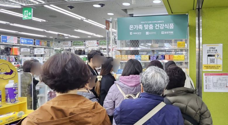 지난 1일 서울 마포구 다이소 홍대2호점 건강기능식품 매대 앞에 고객들이 몰려 있다. /사진=노유정 기자