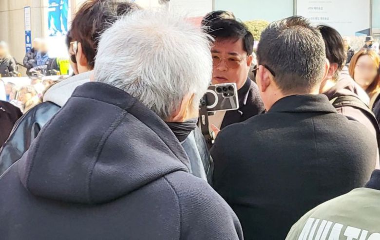 8일 오후 윤석열 대통령 탄핵 반대 집회가 경기 의정부역 일대서 열리고 있는 가운데 '이재명 저격수'로 불리는 유동규씨가 보수 유튜버들과 대화를 나누고 있다. 사진=김경수 기자