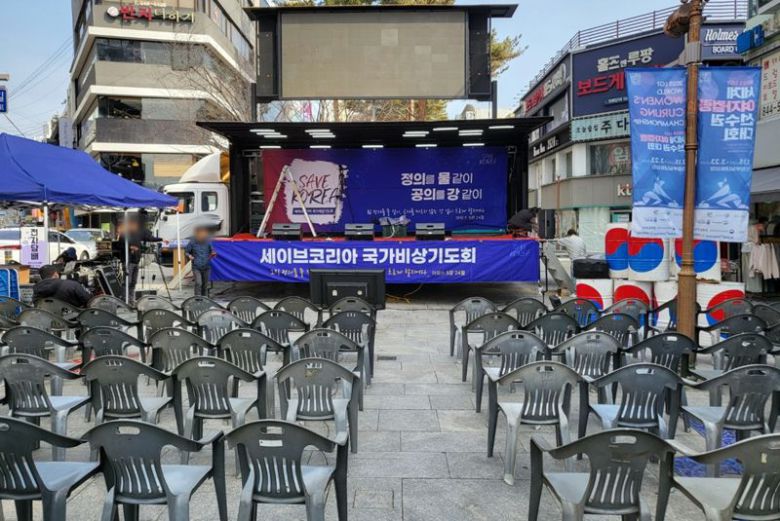 8일 오후 2시부터 경기 의정부역 일대서 윤석열 대통령 탄핵 반대 집회가 열리는 가운데 업체 직원들이 무대를 설치하고 있다. 사진=김경수 기자