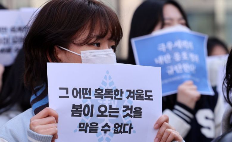지난 6일 서울 용산구 숙명여자대학교 정문 앞에서 열린 윤석열 즉각 파면을 요구하는 숙명여대 1112인 2차 시국선언 기자회견에서 학생들이 구호를 외치고 있다. 뉴스1