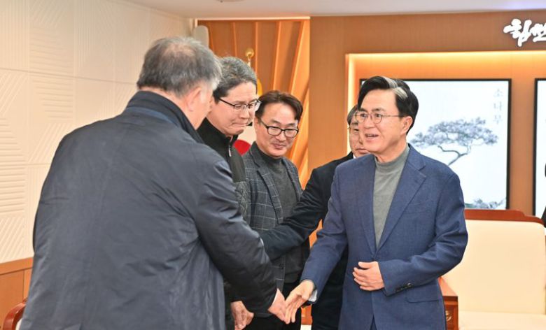 김태흠 충남지사(맨 오른쪽)이 지난 11일 충남도청 접견실에서 내포신도시아파트연합회 대표들과 인사하고 있다.