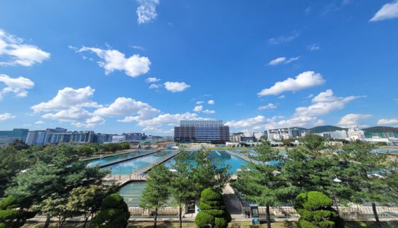 인천시는 365일 안전하고 깨끗한 인천 수돗물의 생산 과정을 시민에게 알리고자 지역 내 4개 정수사업소(남동, 부평, 수산, 공촌)의 견학 프로그램을 운영한다. 사진은 부평정수장 전경. 인천시 제공.