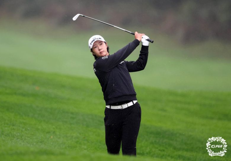 제주 엘리시안제주CC에서 열린 S-OIL 챔피언십 2024 2R에서 박지영 프로가 2번홀 아이언샷을 날리고 있다. KLPGA 제공