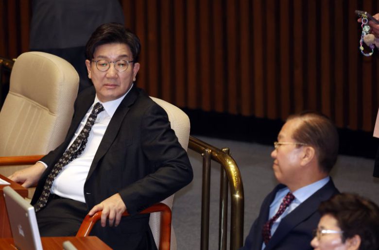 국민의힘 권영세 비상대책위원장과 권성동 원내대표가 13일 서울 여의도 국회에서 열린 제423회 국회(임시회) 제1차 본회의에서 말없이 서로를 바라보고 있다. 뉴시스                                    이재명(오른쪽) 더불어민주당 대표가 13일 오후 서울 여의도 국회에서 열린 제423회 국회(임시회) 제1차 본회의에서 박찬대 원내대표와 대화하고 있다. 뉴시스