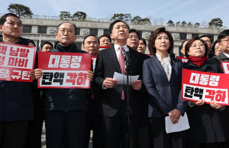김기현, 추경호, 나경원 의원을 비롯한 국민의힘 의원들이 13일 서울 종로구 헌법재판소 앞에서 최재해 감사원장과 검사 3명에 대한 탄핵소추안을 기각에 대한 입장을 밝히고 있다. /사진=뉴스1화상                                    더불어민주당 박찬대 원내대표 등 의원들이 13일 서울 여의도 국회 본청 앞에서 '내란 수괴 윤석열 파면 촉구 더불어민주당 국회의원 도보행진'을 하기 전 구호를 외치고 있다. /사진=뉴시스화상