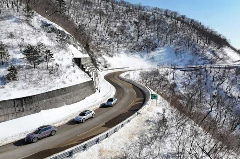 포르쉐코리아 마칸S 차량들이 지난 12일 강원도 홍천의 언덕길을 내려오고 있다. 포르쉐코리아 제공