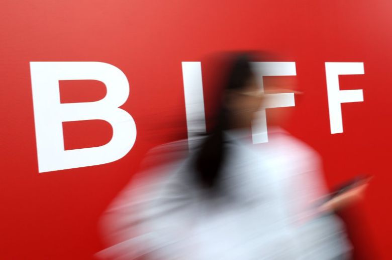 제29회 부산국제영화제(BIFF) 열린 지난해 10월 6일 부산 해운대구 영화의 전당 광고물 옆으로 한 시민이 지나가고 있다. 뉴시스