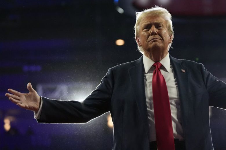 도널드 트럼프 미국 공화당 대선 후보가 지난해 10월 9일(현지시각) 펜실베이니아 리딩의 산탄데르 아레나에서 유세하고 있다. 사진=뉴시스                                    김정은 북한 국무위원장. 사진=뉴스1