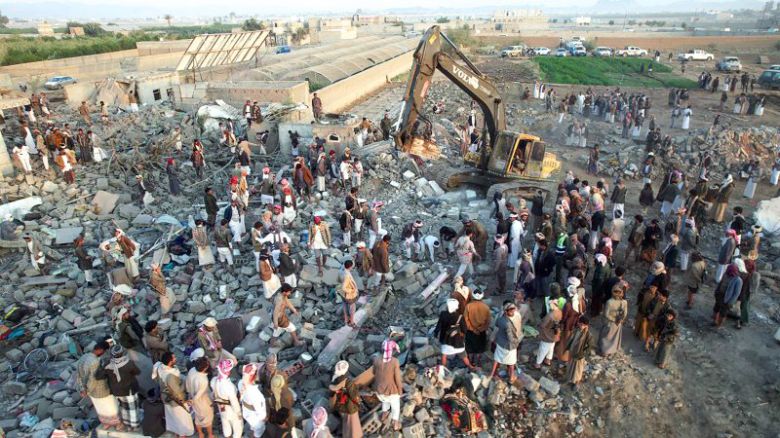 16일(현지시간) 예멘 북서부 사다에서 현지 주민들이 미국의 공습으로 무너진 폐허를 수색하고 있다.UPI연합뉴스