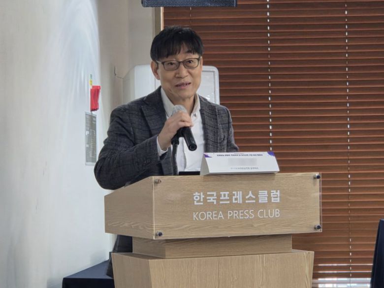 한국방송학회가 17일 한국프레스센터에서 주최한 '유료방송 콘텐츠 거래체계 및 대가산정 기준 마련 필요성' 특별세미나에서 발표하는 황용석 건국대학교 미디어커뮤니케이션학과 교수, 김헌 한양대학교 에리카캠퍼스 정보사회미디어학과 교수, 곽정호 호서대학교 빅데이터AI학과 교수(맨위부터) 사진=구자윤 기자