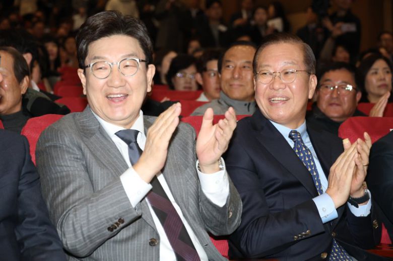 권영세 국민의힘 비상대책위원장과 권성동 원내대표가 17일 오후 서울 여의도 국회 의원회관에서 열린 전국 시·도당 및 당원협의회 2025주요당직자 연수에 참석해 손뼉치고 있다. /사진=뉴스1