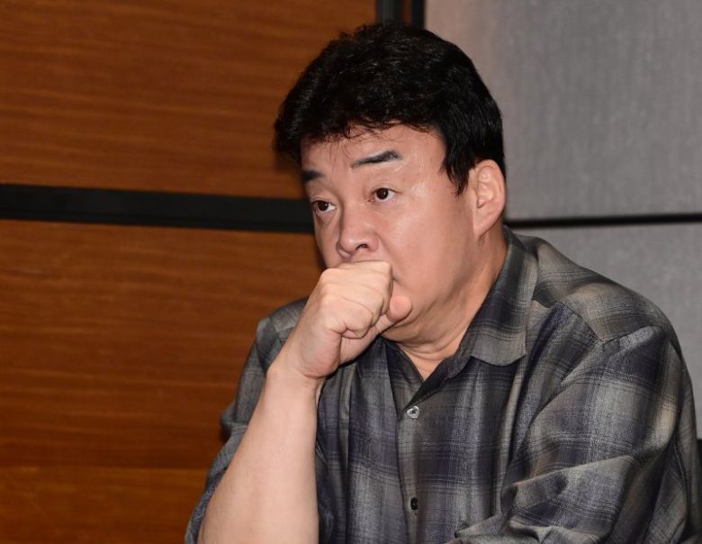 백종원 더본코리아 대표가 지난해 10월 오후 서울 여의도 콘래드호텔에서 열린 더본코리아 IPO 기자간담회에 참석해 취재진을 바라보고 있는 모습. (공동취재) 2024.10.28/뉴스1 ⓒ News1 김진환 기자 /사진=뉴스1