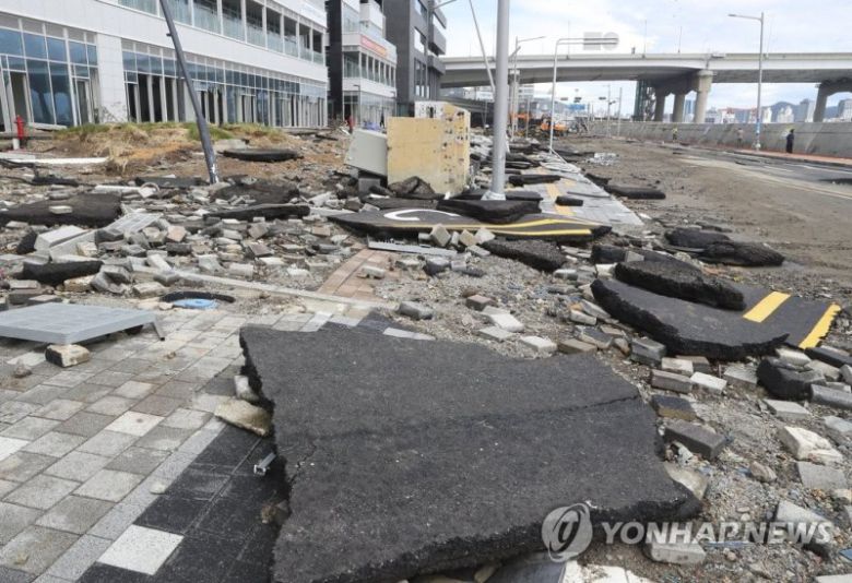 태풍 힌남노가 할퀴고 간 송도 해안도로. 연합뉴스                                    인도네시아 자카르타 외곽 브카시의 한 쇼핑몰 주차장이 홍수로 침수돼 주민들이 물을 헤치며 지나가고 있다. 뉴시스