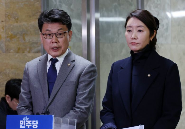 [서울=뉴시스] 조성우 기자 = 진성준(왼쪽) 더불어민주당 정책위의장과 강선우 보건복지위원회 간사가 18일 오후 서울 여의도 국회에서 연금개혁특별위원회 구성 등 현안 관련 브리핑을 하고 있다. 2025.03.18. xconfind@newsis.com <저작권자ⓒ 공감언론 뉴시스통신사. 무단전재-재배포 금지.> /사진=뉴시스화상