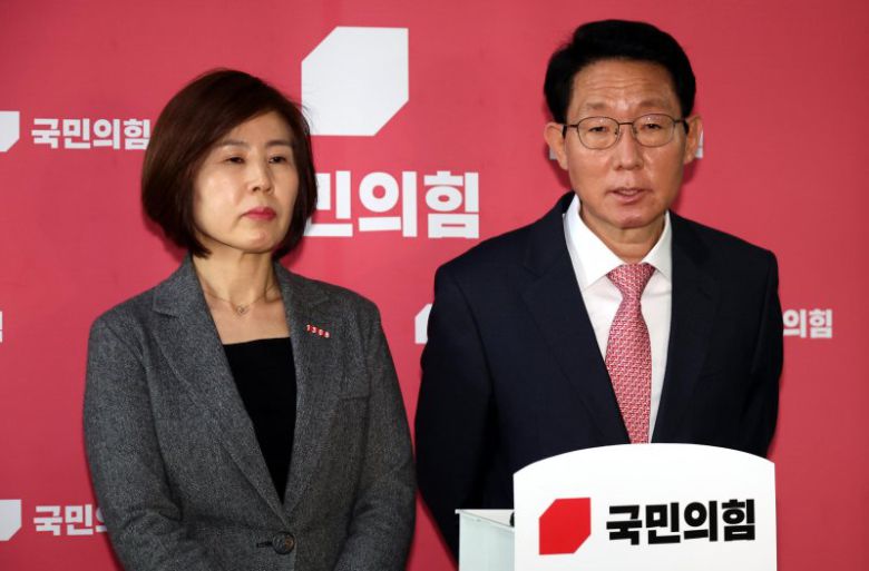 [서울=뉴시스] 조성봉 기자 = 김상훈 국민의힘 정책위의장이 18일 오후 서울 여의도 국회에서 열린 연금개혁특별위원회 관련 기자간담회에서 취재진의 질문에 답변하고 있다. 왼쪽은 김미애 보건복지위 간사. 2025.03.18. suncho21@newsis.com /사진=뉴시스