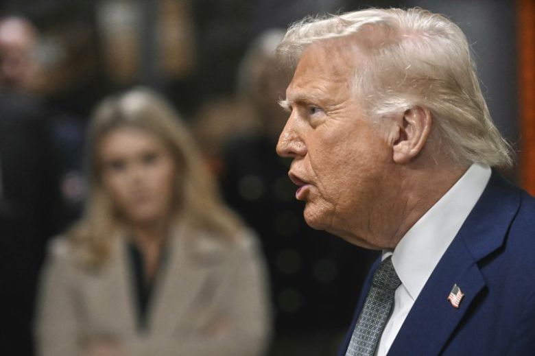 도널드 트럼프 미국 대통령이 17일(현지시간) 워싱턴 JFK 공연예술센터에서 기자들에게 말하고 있다. 트럼프 대통령이 이날 이란의 지원을 받는 예멘 후티 반군이 홍해 선박들을 공격할 경우 그 대가를 이란이 치르게 될 것이라고 경고하면서 공급 차질 우려로 국제 유가가 14일에 이어 이틀 연속 상승했다. AP 뉴시스