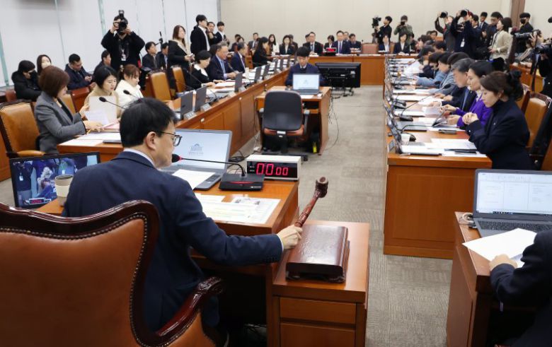 18일 오후 서울 여의도 국회에서 열린 보건복지위원회 전체회의에서 박주민 위원장이 개의 선언을 하며 의사봉을 두드리고 있다. 뉴시스