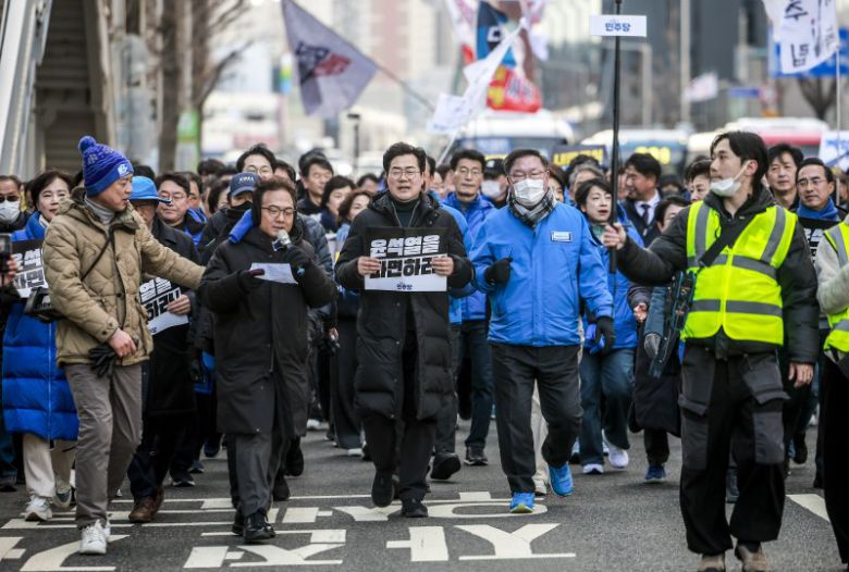 박찬대 더불어민주당 원내대표를 비롯한 의원들이 18일 서울 서대문구 서대문역 인근에서 광화문 동십자각 방향으로 윤석열 대통령 파면을 촉구하는 도보행진을 하고 있다. /사진=뉴시스화상