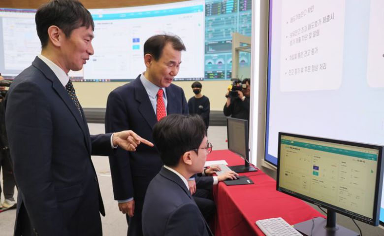 이복현 금융감독원장(왼쪽)과 정은보 한국거래소 이사장이 19일 서울 여의도 한국거래소에서 열린 '공매도 전산시스템 구축 시연회'에서 공매도 중앙점검시스템(NSDS) 불법 공매도 적출 시연을 보고 있다. 사진=서동일 기자