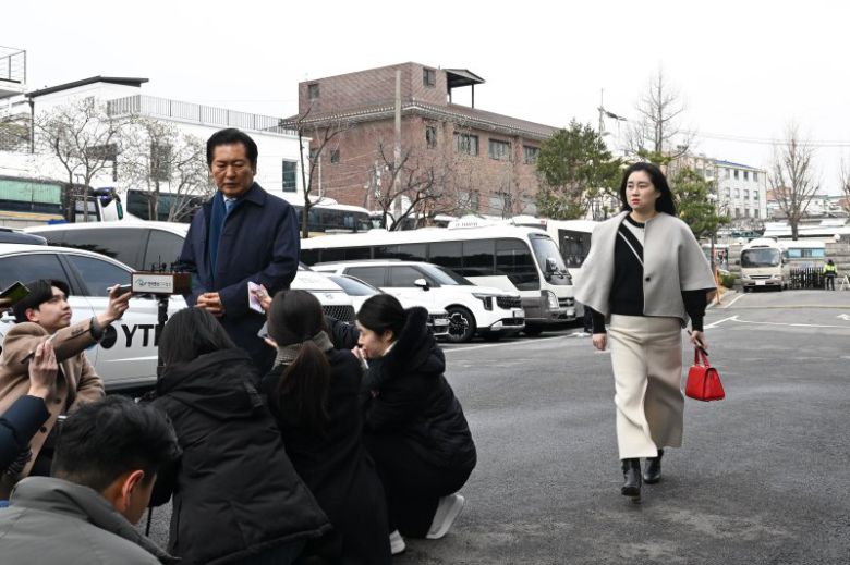 18일 서울 종로구 헌법재판소에서 열린 박성재 법무부 장관 탄핵 심판 첫 변론에 국회 탄핵소추위원장인 정청래 더불어민주당 의원이 참석하며 취재진에 입장을 밝히고 있는 가운데 김계리 변호사가 그 옆을 지나가고 있다. /사진=뉴시스