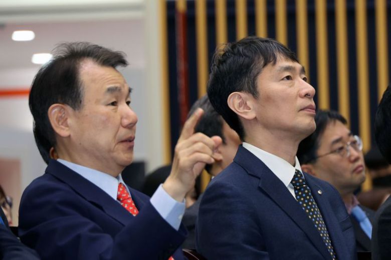 이복현 금융감독원장과 정은보 한국거래소 이사장이 19일 서울 영등포구 여의도 한국거래소에서 열린 공매도 전산 시스템 구축 시연회에서 모의 데이터를 이용한 불법 공매도 적출 시연 영상을 시청하며 대화하고 있다. 사진=서동일 기자