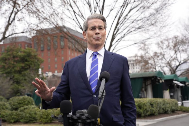 스콧 베센트 미국 재무장관이 13일(현지시간) 백악관 외곽에서 기자들의 질문에 답하고 있다. 베센트 장관은 18일 폭스비즈니스와 인터뷰에서 4월 2일 각 국가별로 상호관세율이 발표될 것이라면서 사전에 협상을 통해 관세율을 낮추게 될 것이라고 말했다. UPI 연합