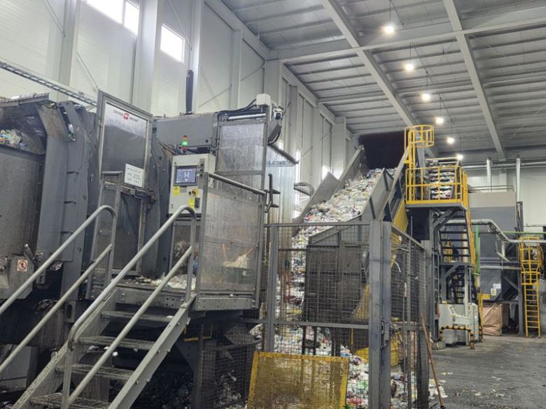 지난 18일 경기 시흥 삼양에코테크 시화공장에서 폐페트병이 공장 벨트를 따라 이동하고 있다. 사진=홍요은 기자