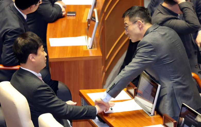 김상욱 국민의힘 의원과 정성국 의원이 지난해 12월10일 오후 서울 여의도 국회에서 열린 제418회국회(정기회) 제18차 본회의에서 손을 잡고 있다. /사진=뉴시스화상