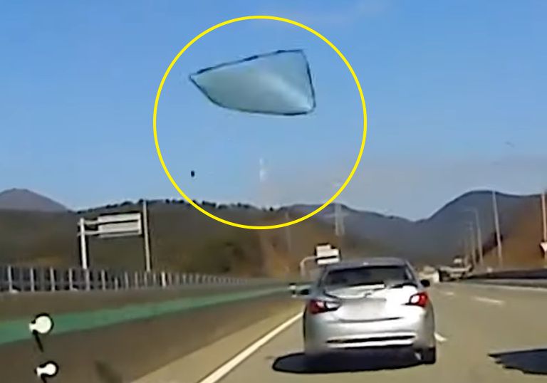 고속도로에서 시속 100㎞ 이상으로 달리던 차 뒷유리가 통째로 날아가고 있다./사진=유튜브 '한문철TV' 캡처