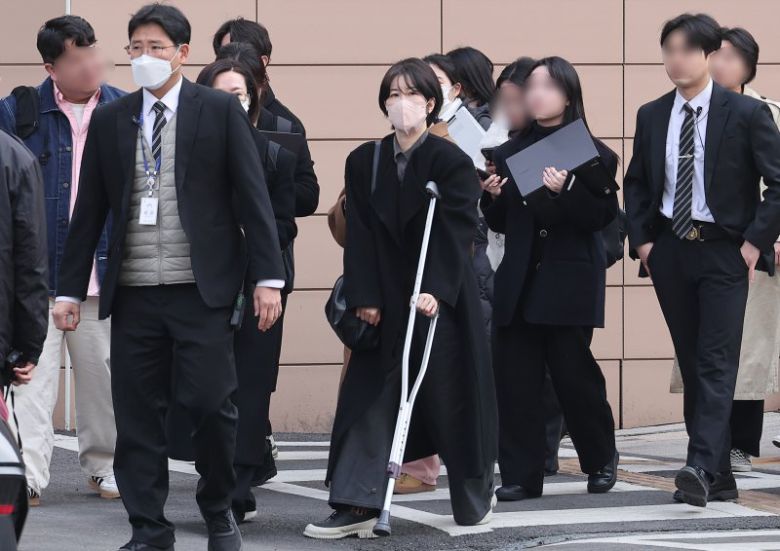 음주운전 및 불법 숙박업 운영 혐의를 받는 문재인 전 대통령 딸 문다혜 씨가 20일 서울 마포구 서울서부지방법원에서 열린 도로교통법 위반(음주 운전)·공중위생관리법 위반 혐의 첫 공판기일에서 징역 1년을 구형받은 후 법정을 나서고 있다. 문다혜 씨는 지난해 10월 음주 상태로 차량을 몰다 용산구 이태원 해밀톤호텔 앞에서 차선을 변경하다 뒤에 있던 택시와 충돌한 혐의를 받는다. 사고 당시 다혜 씨 혈중알코올농도는 면허취소(0.08%) 수준을 초과한 0.149%였다. 아울러 본인 소유 영등포구 오피스텔과 양평동 빌라를 영업 신고 없이 숙박업에 이용한 혐의도 받는다. 사진=뉴스1화상