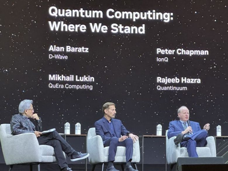 젠슨 황 엔비디아 최고경영자(CEO)가 20일(현지시간) 미국 캘리포니아주 새너제이에서 개최된 연례개발자회의(GTC) 2025 퀀텀데이 행사에서 피터 채프먼 아이온큐 CEO(오른쪽)의 말을 경청하고 있다. 사진=홍창기 기자