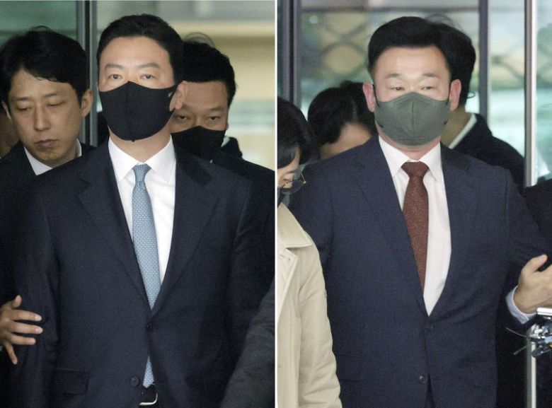 윤석열 대통령 체포 방해 혐의를 받는 대통령경호처 김성훈(왼쪽) 차장과 이광우 경호본부장이 21일 서울 마포구 서울서부지방법원에서 열린 영장실질심사를 마치고 대기 장소로 이동하고 있다. /사진=뉴시스