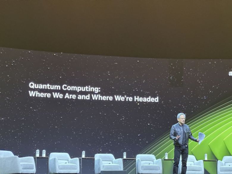 젠슨 황 엔비디아 최고경영자(CEO)가 20일(현지시간) 미국 캘리포니아주 새너제이에서 개최된 연례개발자회의(GTC) 2025 퀀텀데이 행사의 시작을 알리고 있다. 사진=홍창기 기자