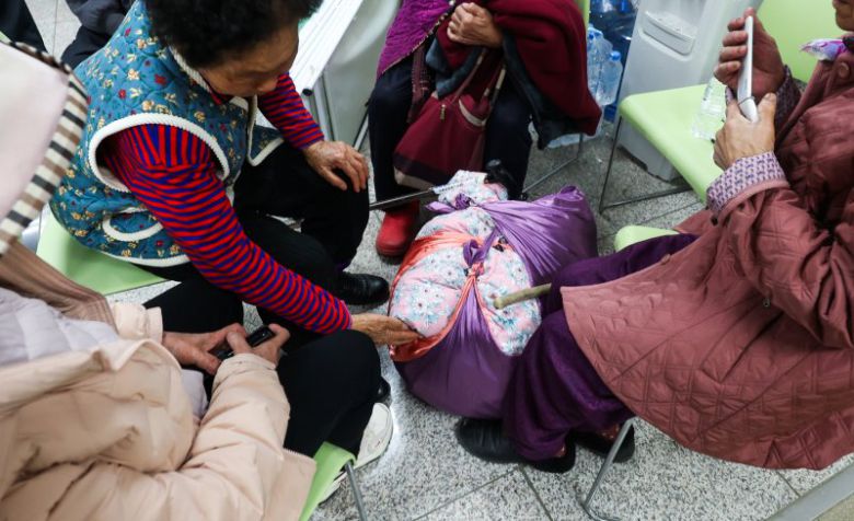 이불 챙긴 이재민 (산청=연합뉴스) 김동민 기자 = 경남 산청에서 올해 들어 처음으로 발생한 대형 산불이 이틀째로 접어든 22일 산청군 한국선비문화원에서 한 이재민이 챙긴 이불이 놓여 있다. 2025.3.22 image@yna.co.kr (끝)